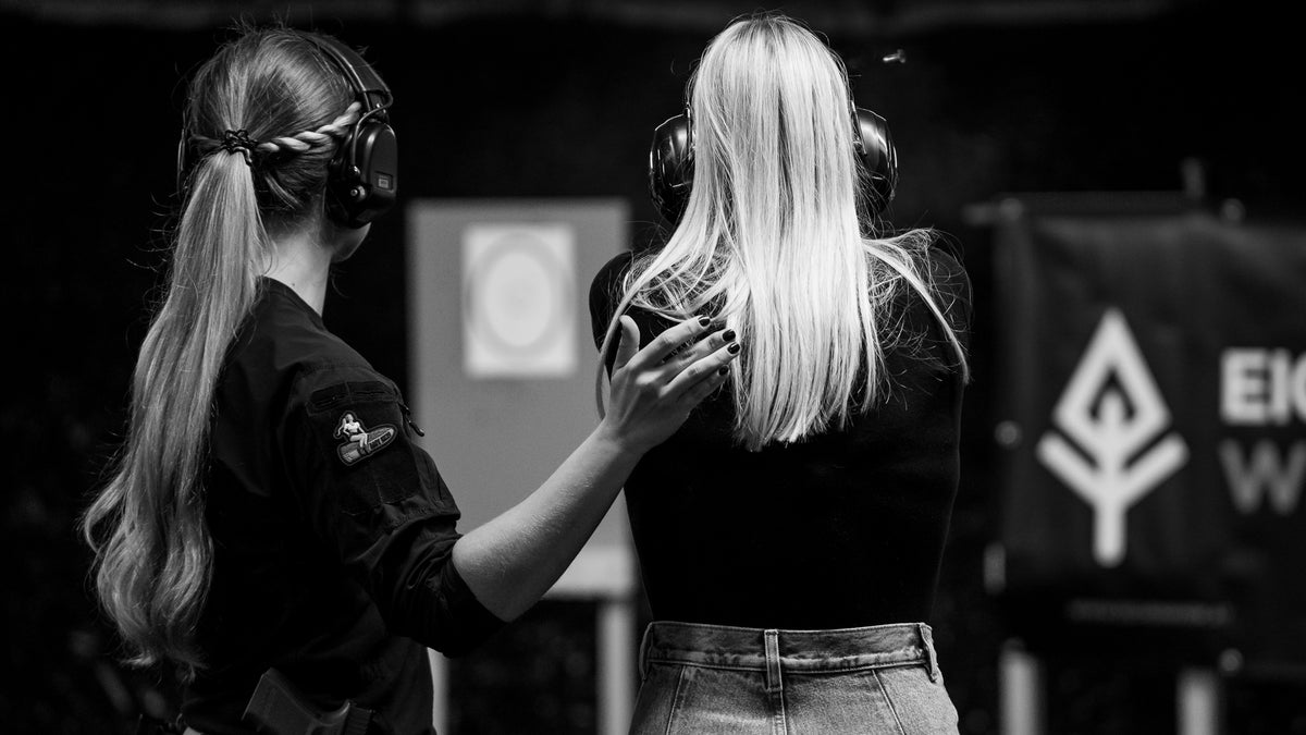 Teilnehmerinnen mit Gehörschutz bei der Schießausbildung auf der Schießanlage